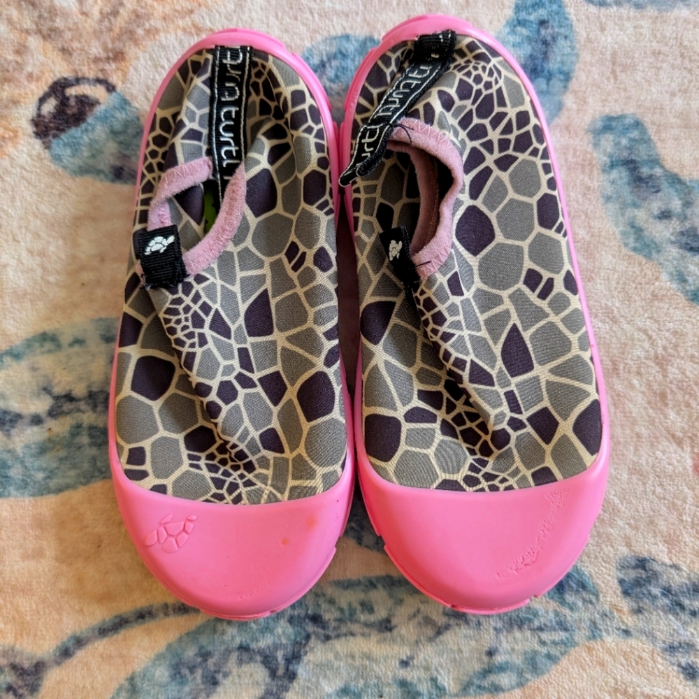 💥3/$24 Turtl Pink And‎ Shell Print Water Shoes